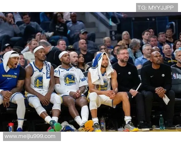 快船与勇士激战正酣NBA赛场巅峰对决引发球迷热潮